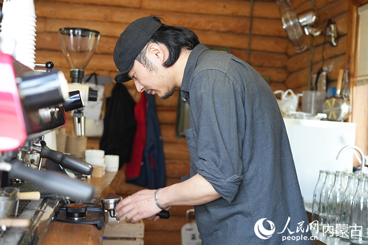 喻曉在小木屋中制作咖啡。人民網記者 李睿攝