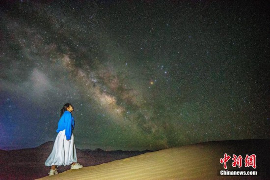 圖為6月20日晚，游客在西藏阿里暗夜公園與銀河“合影”。曹枝清 攝