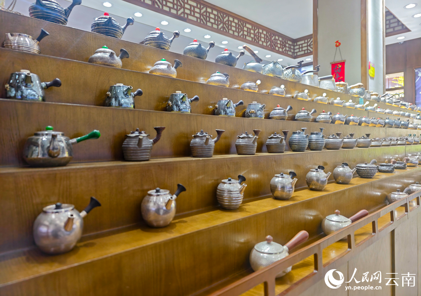 8新華村一家銀器店里的各類(lèi)銀器。人民網(wǎng)記者 符皓攝