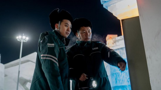 長(zhǎng)春市冰雪新天地園區(qū)內(nèi)，長(zhǎng)春市雙陽(yáng)區(qū)供電公司工作人員正在檢查低壓配電箱。新華社記者 段續(xù) 攝