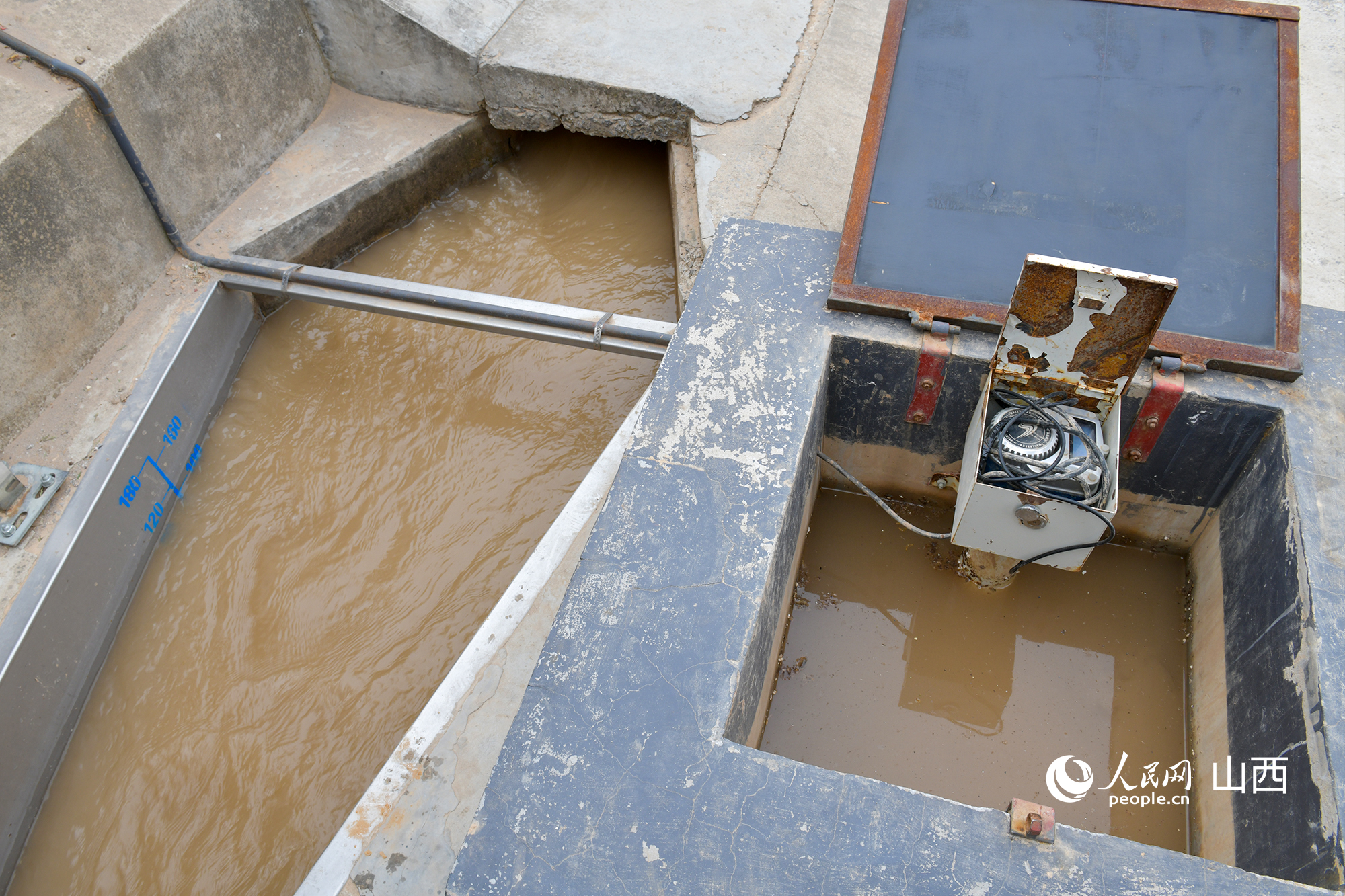 灌區(qū)渠口的計量設(shè)施。人民網(wǎng)記者 焦搏文攝