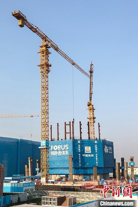 從完成頂層設(shè)計(jì)到如火如荼大規(guī)模建設(shè)，六年來，雄安新區(qū)如春天的竹子一般拔節(jié)生長，這座承載千年大計(jì)的“未來之城”已雄姿初顯。從“一張白紙”開始著墨，如今的雄安新區(qū)已是濃墨重彩的“山水畫”。<a target='_blank' href='/'>中新社</a>記者近日走訪了雄安新區(qū)多地，從“藍(lán)綠金”三色感受這座“未來之城”的巨大變化。圖為7月19日，河北雄安新區(qū)，中國中化總部基地項(xiàng)目施工現(xiàn)場。 <a target='_blank' href='/'>中新社</a>記者 易海菲 攝