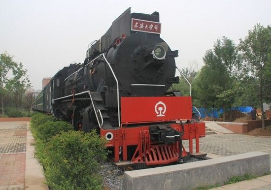 高校校園內通火車成全國首個校內通火車的大學 網(wǎng)友：校園是得有多大