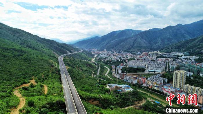 圖為航拍元江至蔓耗高速公路紅河段。云南建投集團(tuán)供圖