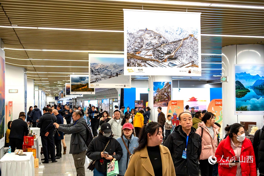 “相約忻州·盡享冬韻”暨“乘地鐵游山西”主題攝影展（忻州）在太原地鐵長風街站啟幕。
