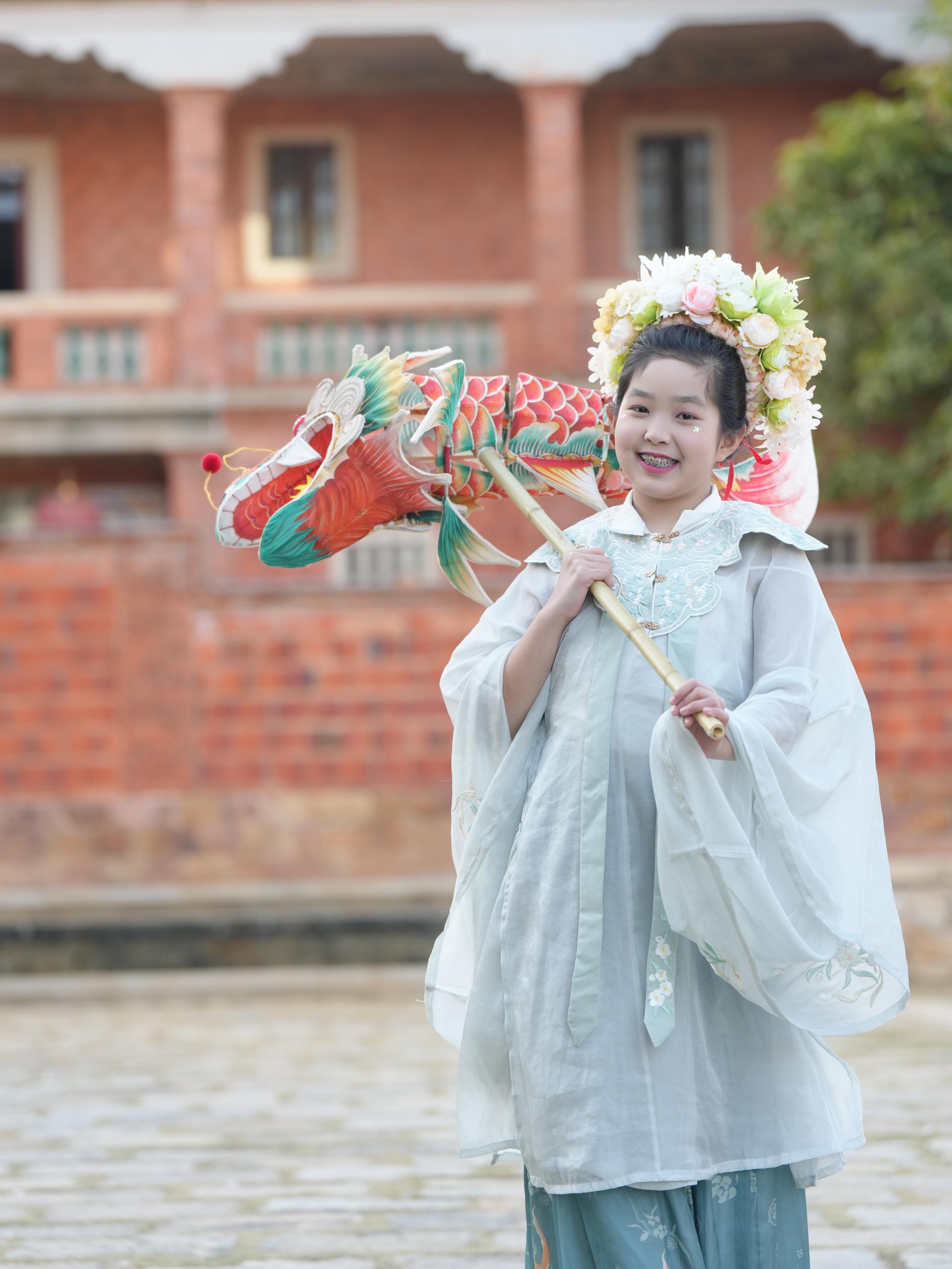 在泉州，沈女士為女兒拍下頭戴簪花的照片。受訪者供圖