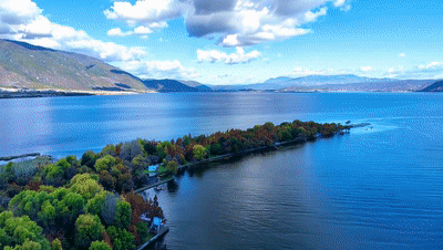 大理洱海畔。