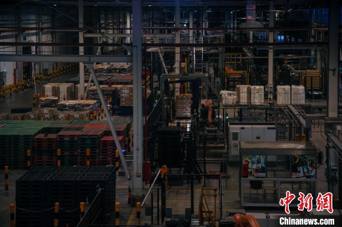 基地依托數(shù)字技術(shù)打造“黑燈工廠”?！±钅宪?攝