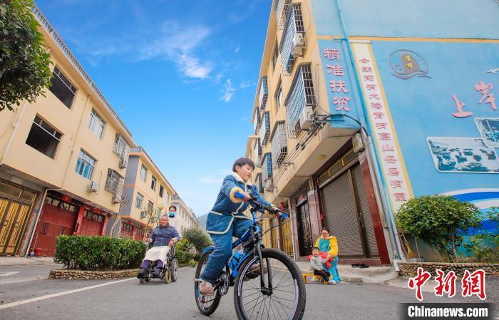 溪邳村一角?！菓c堂 攝