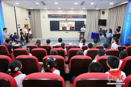 廣州中醫(yī)藥大學(xué)副校長(zhǎng)、廣東省中醫(yī)院院長(zhǎng)張忠德向?qū)W生講述“抗戰(zhàn)中的中醫(yī)藥”。吳遠(yuǎn)團(tuán) 攝