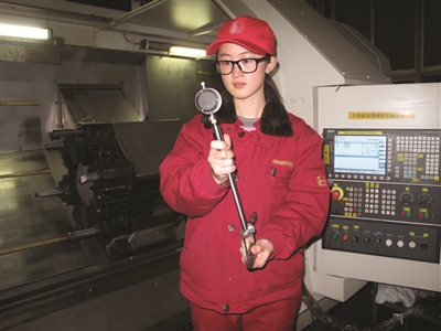 “最年輕省勞?！被啬感．?dāng)教師 被學(xué)生稱為“班主任學(xué)姐”