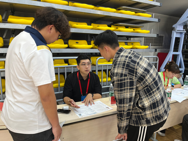 招聘會上，老師為畢業(yè)生開展就業(yè)指導(dǎo)。校方供圖