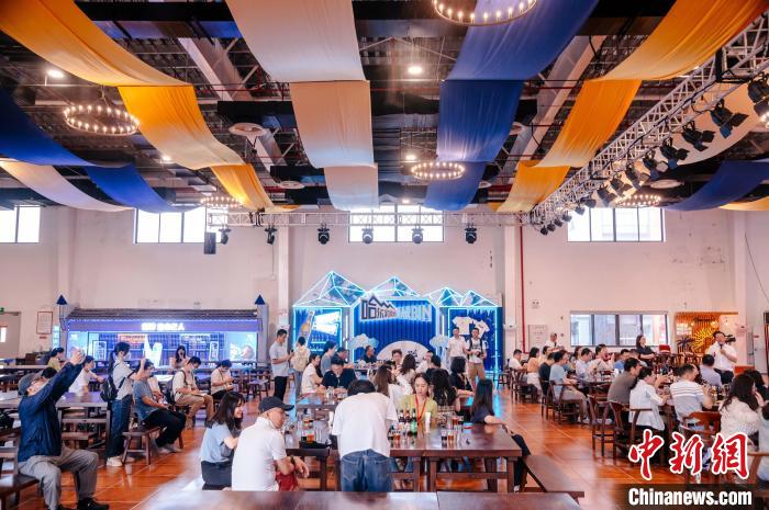 圖為基地內(nèi)的慕尼黑餐廳?！±钅宪?攝