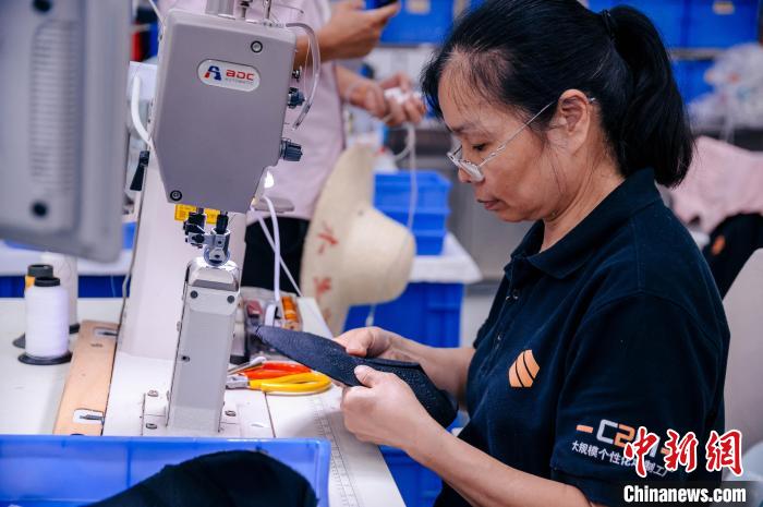 圖為員工在生產(chǎn)線工作?！±钅宪?攝