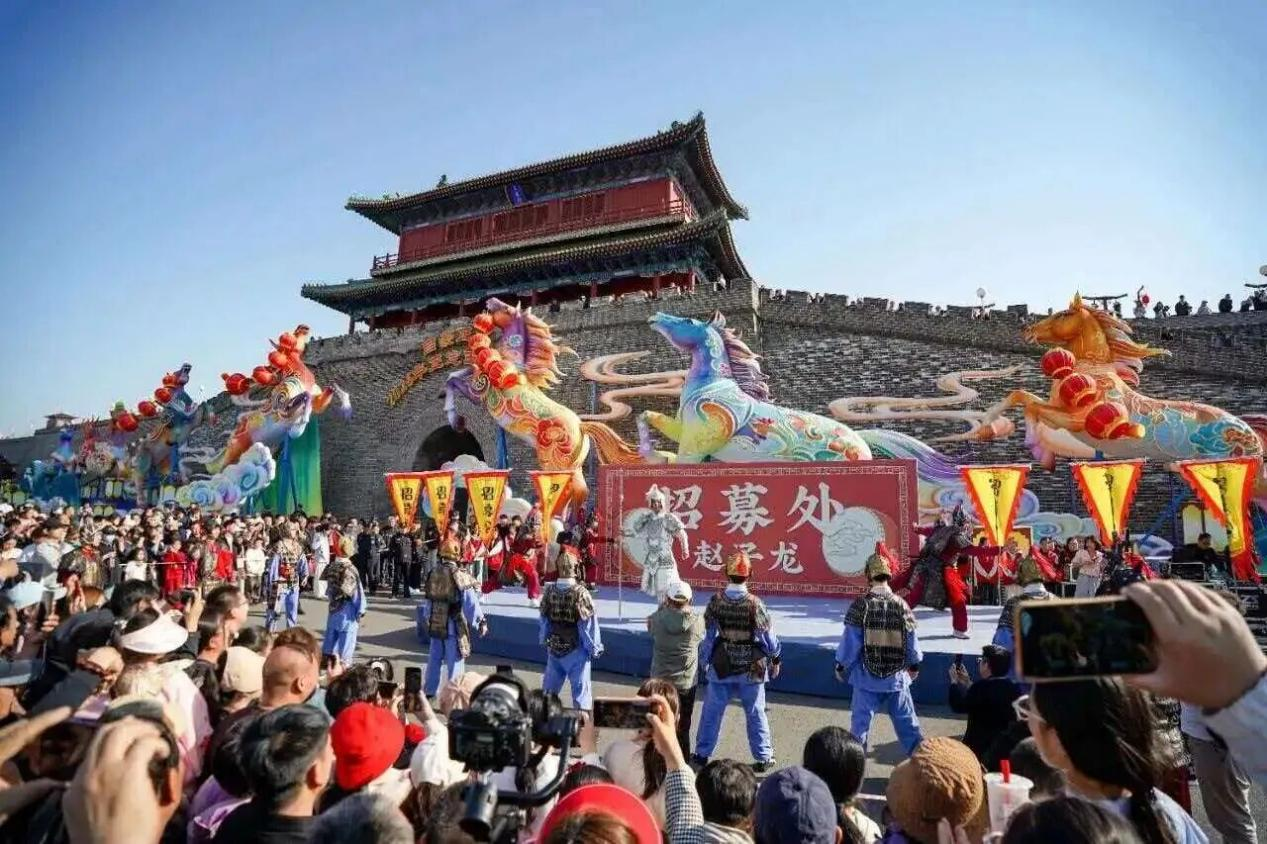 “五一”假期，河北正定南城門(mén)，“當(dāng)一天趙子龍的兵”招募現(xiàn)場(chǎng)人頭攢動(dòng)。河北省文化和旅游廳供圖