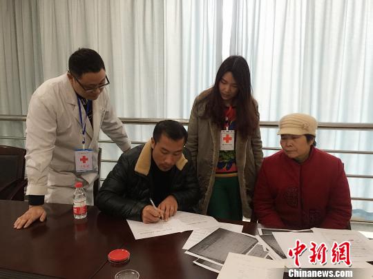 小月的父親和奶奶填寫遺體和器官捐獻(xiàn)志愿書。重慶紅會供圖