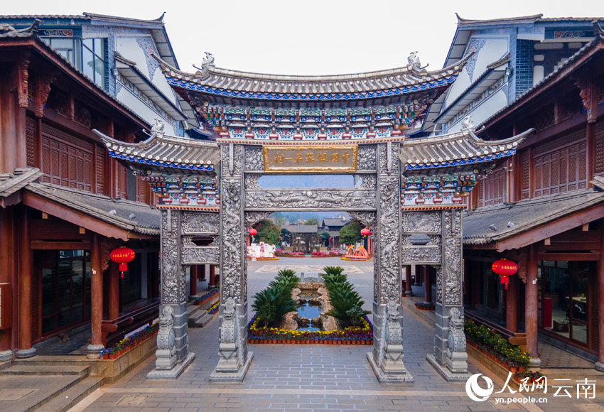 1.新華村耗銀近2.8噸建設(shè)的銀牌坊。人民網(wǎng)記者 符皓攝