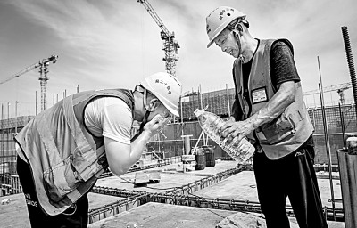 近日，多地迎來(lái)高溫天氣，圖為中鐵十二局工人在河北雄安新區(qū)大河片區(qū)安置房項(xiàng)目建設(shè)現(xiàn)場(chǎng)洗臉解暑。 新華社發(fā)