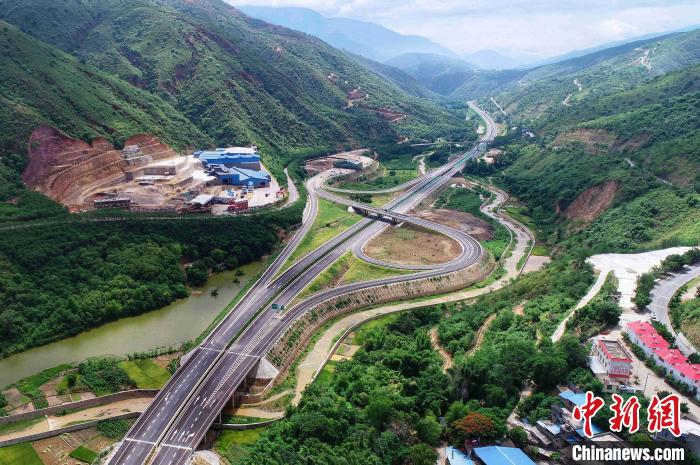 圖為航拍元江至蔓耗高速公路紅河段。云南建投集團(tuán)供圖