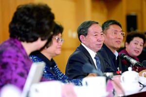 3月8日，全國(guó)政協(xié)舉行教育界別聯(lián)組會(huì)議，教育部部長(zhǎng)袁貴仁右三到會(huì)聽(tīng)取建議。