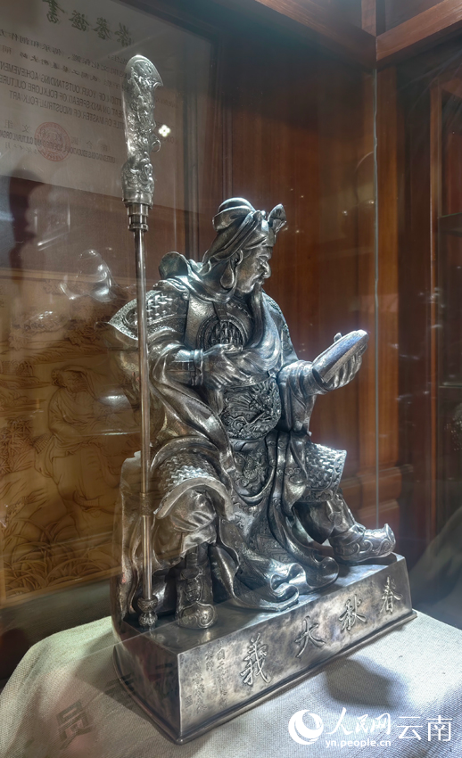 5寸發(fā)標(biāo)制作的關(guān)公像。人民網(wǎng)記者 符皓攝