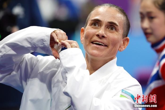 資料圖：9月28日，杭州第19屆亞運會競技體操女子跳馬決賽在黃龍體育中心體育館舉行。烏茲別克斯坦選手丘索維金娜以13.383分獲得該項目第四名。圖為丘索維金娜在賽后向觀眾比心。<a target='_blank' href='/'>中新社</a>記者 富田 攝