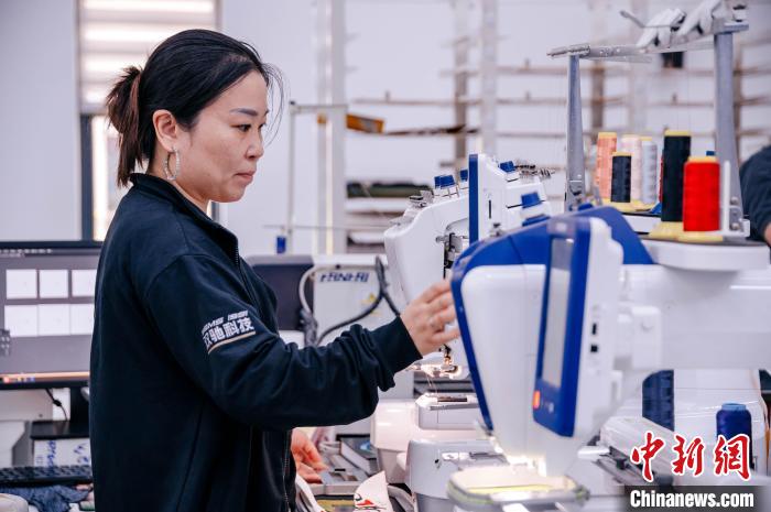 莆田鞋企通過快速打樣線，實(shí)現(xiàn)個(gè)性化訂制?！±钅宪?攝