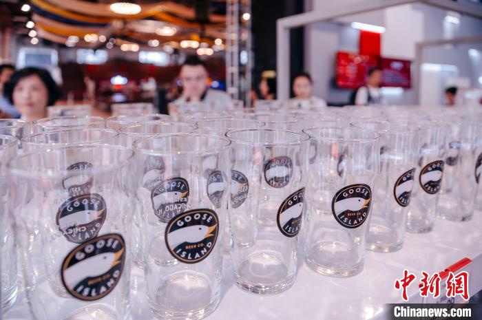 基地內(nèi)，各式啤酒文化周邊產(chǎn)品在出售?！±钅宪?攝