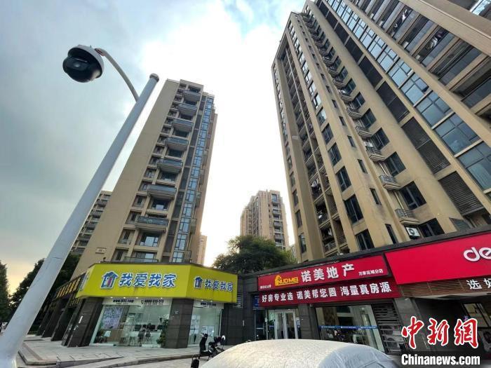 多家房地產(chǎn)中介。 蘇婷 攝