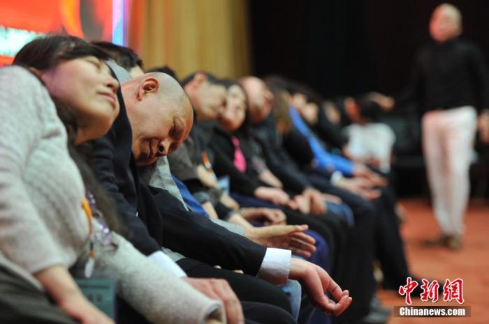 資料圖：民眾在專業(yè)催眠師的引導下睡覺，釋放壓力。<a target='_blank' href='/'>中新社</a>發(fā) 韋亮 攝