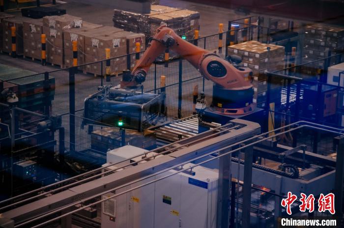 百威雪津啤酒莆田基地釀造幾乎都由自動化生產(chǎn)線完成，年產(chǎn)能達200萬噸。　李南軒 攝