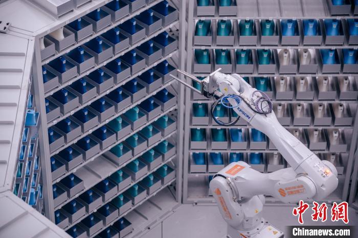 車間里，鞋楦配送機(jī)械臂在有序工作?！±钅宪?攝