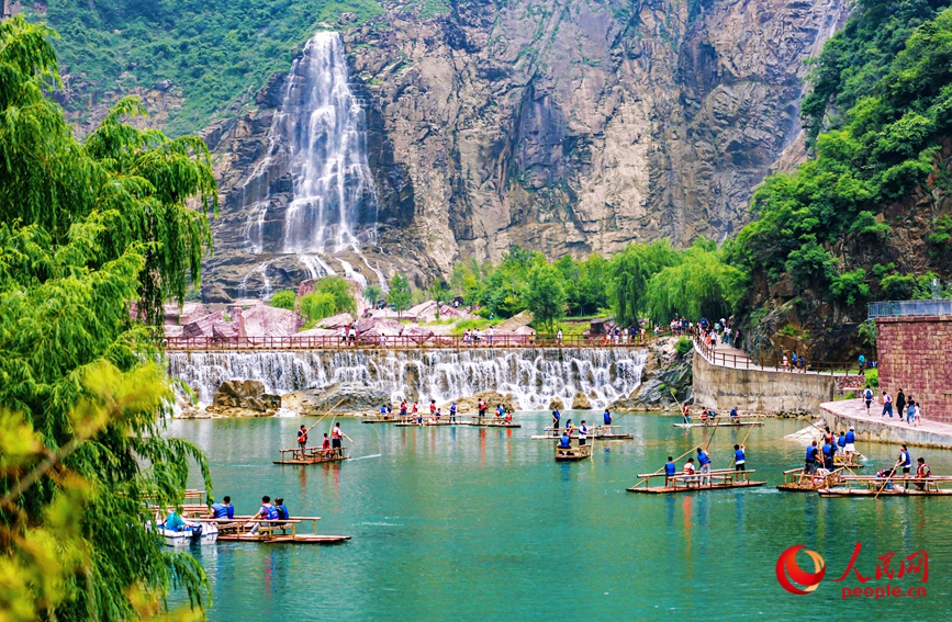 泛舟水上，成為酷熱夏季的一個避暑良方。人民網(wǎng)記者 王佩攝