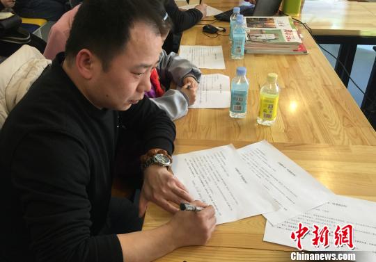 蘭州一小學爸爸與孩子簽“公約”約定父愛不缺位（圖）