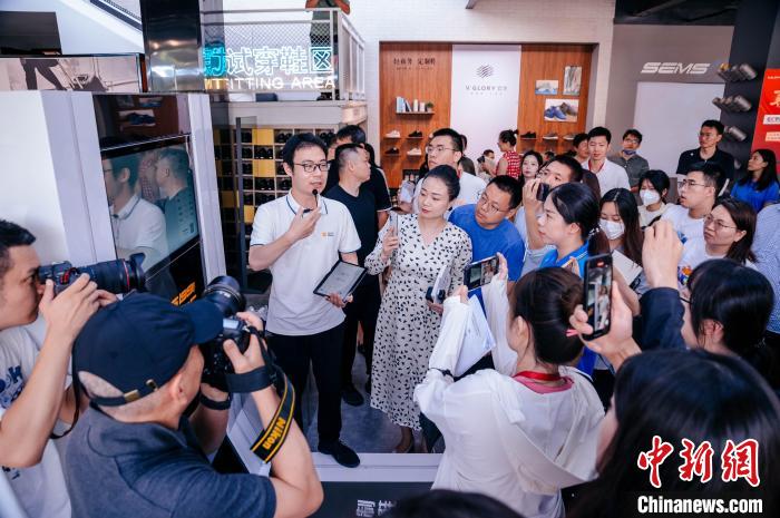 在定制鞋門店，顧客只需往腳型測量儀器上一站，幾秒后就會(huì)出具一份詳盡的腳型報(bào)告?！±钅宪?攝