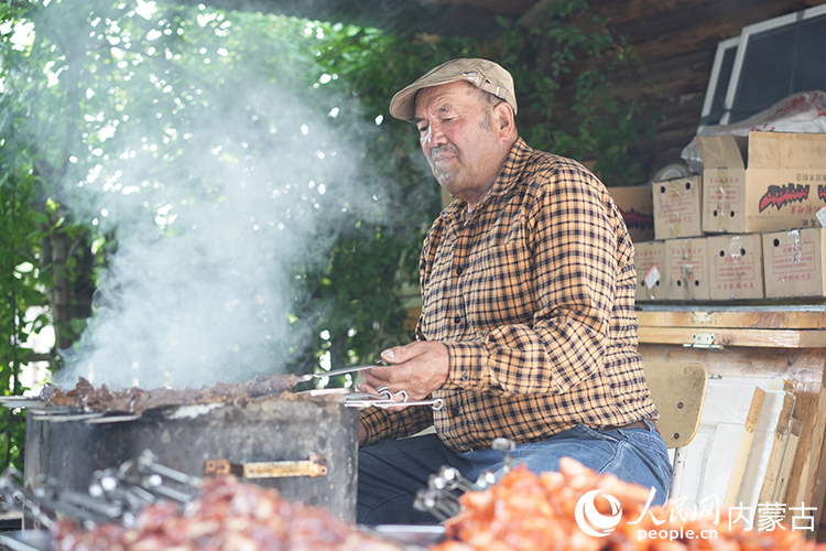 孫金花家庭小院內，正在烤制肉串。人民網記者 李睿攝