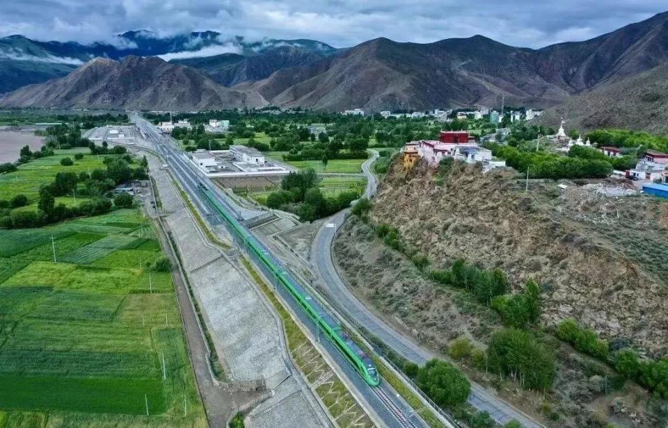 ?高原動(dòng)集動(dòng)車組。中國(guó)中車供圖。