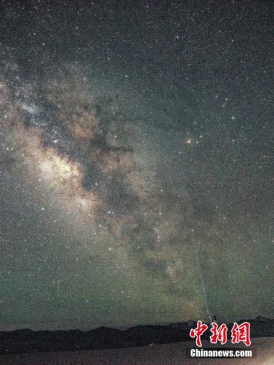 圖為6月20日晚游客在西藏阿里暗夜公園，與銀河“合影”。曹枝清 攝