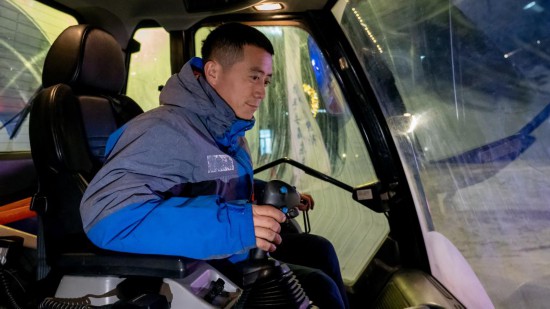 吉林市松花湖滑雪度假區(qū)內(nèi)，工作人員正駕駛壓雪車平整雪道。新華社記者 唐成卓 攝