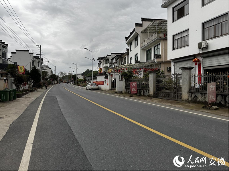 寬敞的S347公路穿過瞻淇村。人民網(wǎng)記者 胡雨松攝