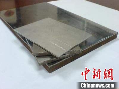 企業(yè)展示的金屬復合材料產(chǎn)品。　張婭子 攝