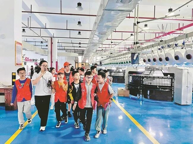 學(xué)生參觀惠安校服企業(yè)生產(chǎn)車間。惠安縣委宣傳部供圖