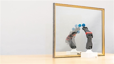  圖為機器人觀察自己在鏡子中的倒影，學習自身的形態(tài)和運動學，實現自主模擬。圖片來源：美國哥倫比亞大學