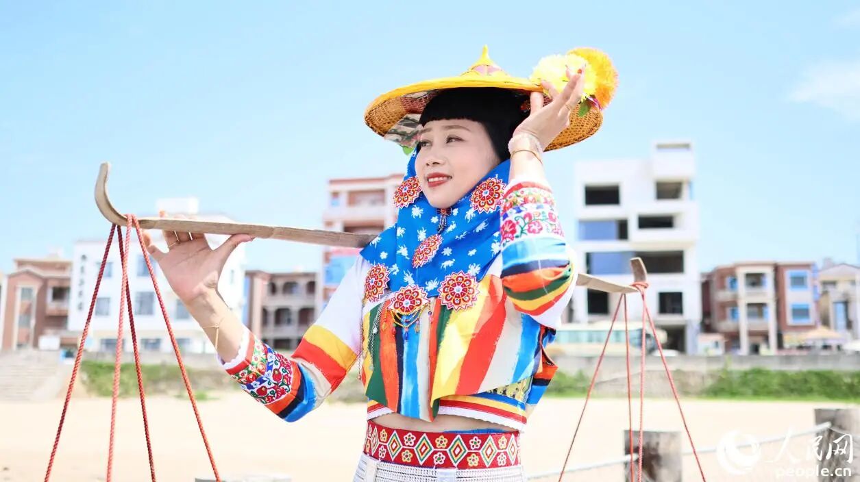 花頭巾包裹，配上寬檐黃斗笠，是惠安女獨(dú)特的“防曬套裝”。人民網(wǎng)記者 李昌乾攝