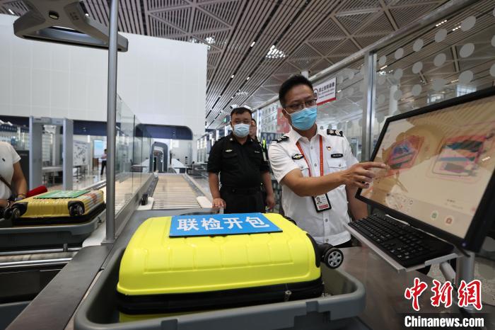 6月25日，在?？诿捞m國際機場T2航站樓，工作人員對完成改造的設備進行模擬測試?！∈Y啟明 攝