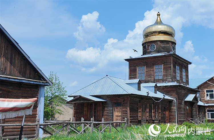頗具特色的“木刻楞”房屋。人民網記者 齊浩男攝