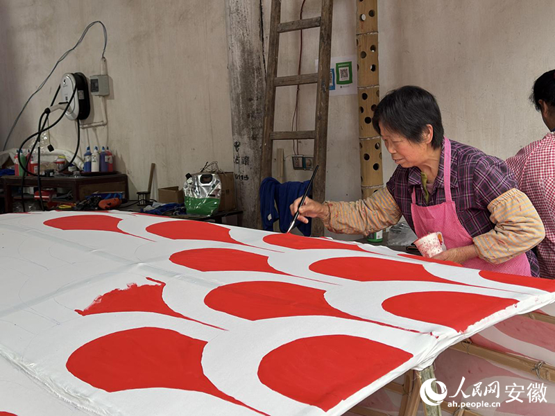 瞻淇村內(nèi)大多數(shù)村民都掌握制作魚燈的絕活。人民網(wǎng)記者 胡雨松攝