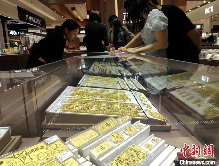 資料圖：民眾在商場(chǎng)購(gòu)買黃金飾品。 <a target='_blank' href='/'>中新社</a>記者 呂明 攝
