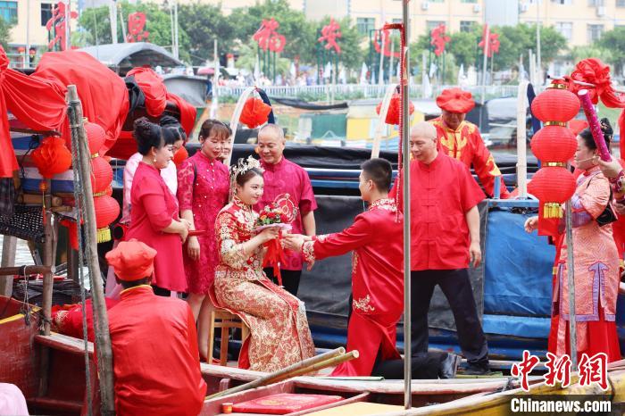 連家船民婚俗秀之迎親禮和成親禮?！×珠派?攝