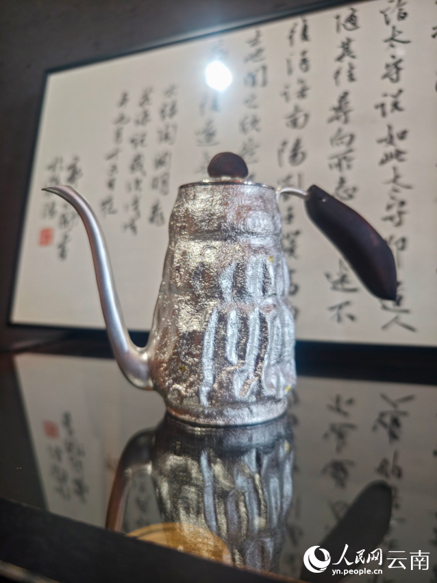 李杰加工制作的銀壺。人民網(wǎng)記者 符皓攝